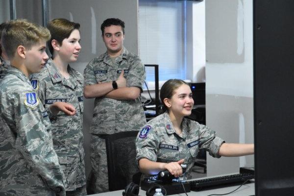 民用空中巡逻温彻斯特复合中队的成员在全球最大的博彩平台的谢南多厄沉浸式学习中心使用飞行模拟器.